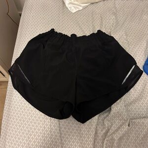 LULULEMON HOTTY HOT HIGH RISE SHORT 2.5 size 8